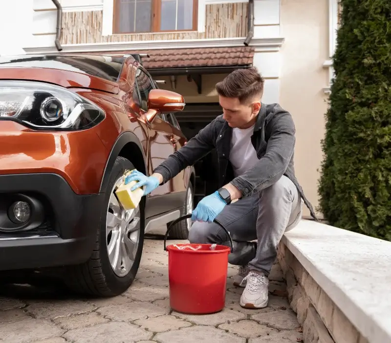 Lavage auto à domicile Valenciennes : professionnel intervenant sur un véhicule